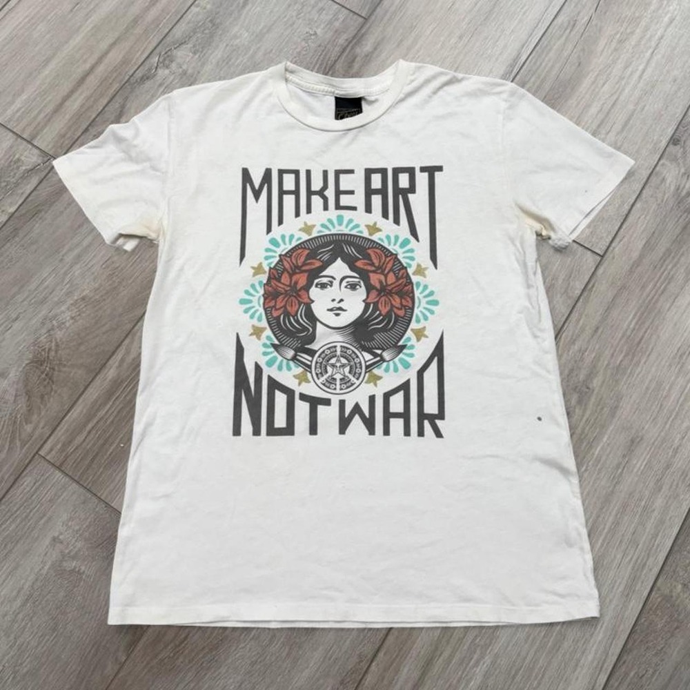 OBEY Make Art Not War Graphic iconic Tee Size: Small